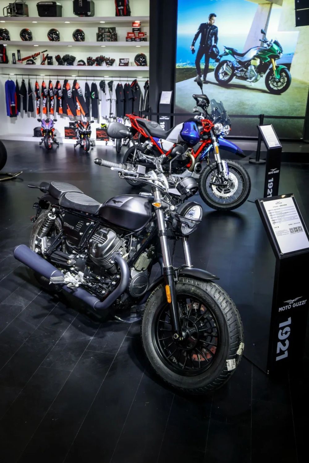 149900元起,摩托古兹v100 mandello空军特别版_腾讯新闻