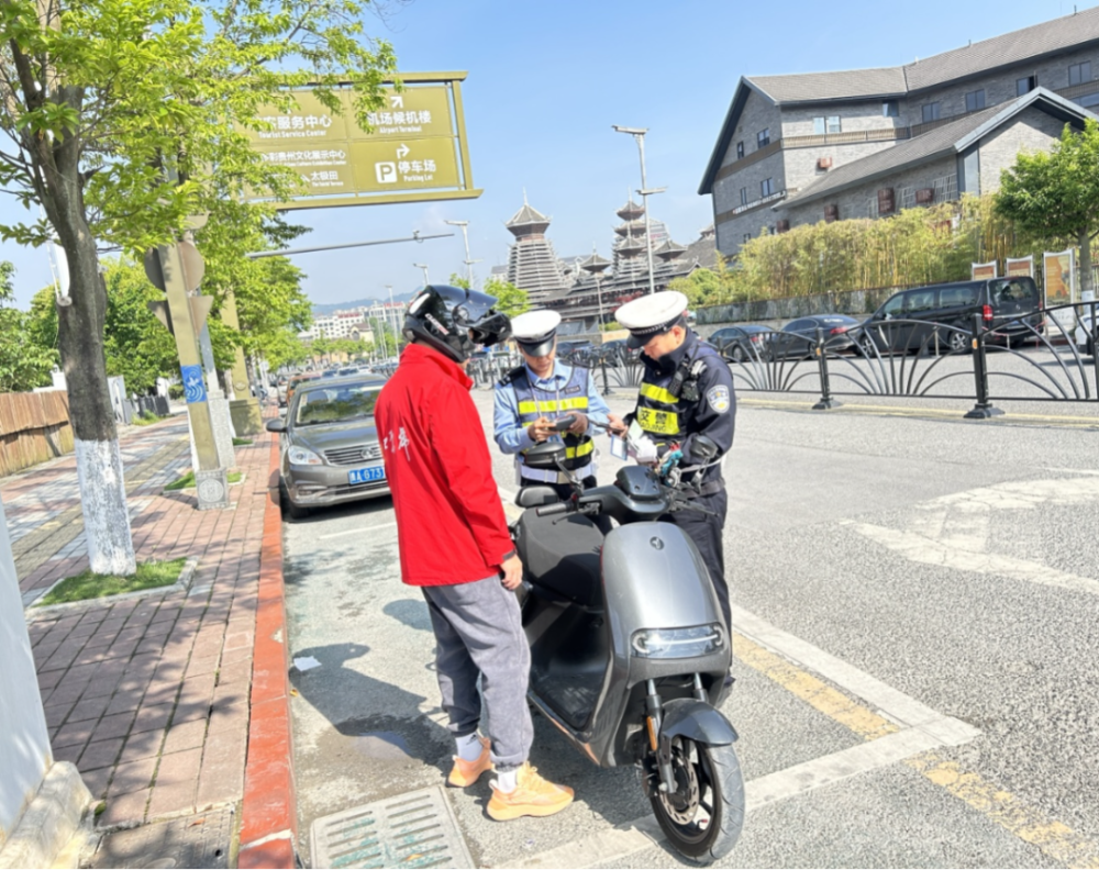 交警查摩托车图片图片