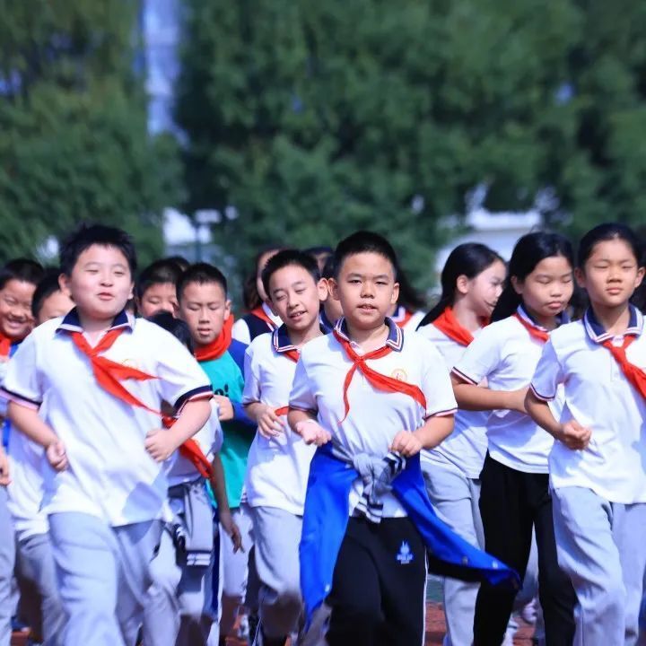 五星红旗,伴着铿锵的国歌声冉冉升起,在晨风中舒展飞扬.