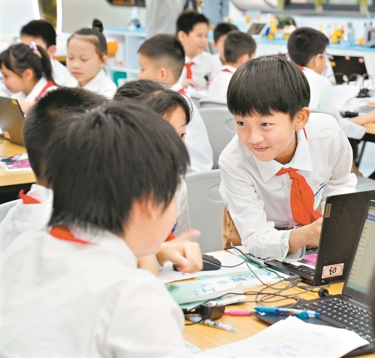 广州以1+8模式普及人工智能通识教育_腾讯新闻