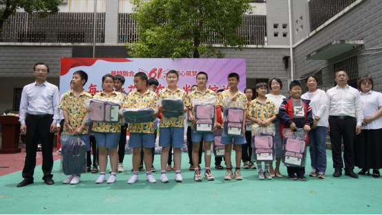 (爱心捐赠)活动当天,芷江第一中学的学生们为特殊教育学校学生精心