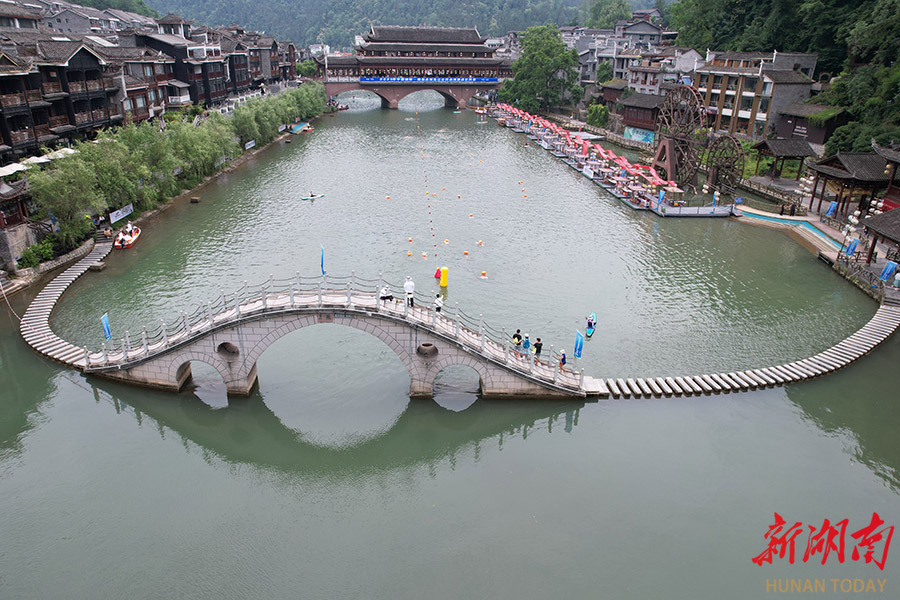 当天,2024年中国湖南·凤凰古城沱江公开水域游泳公开赛在凤凰古城