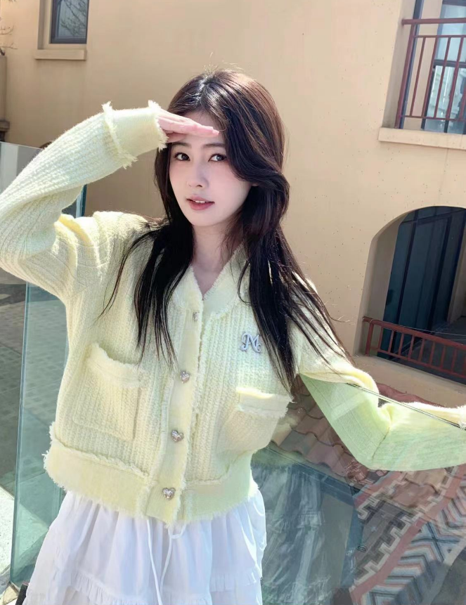 白鹿分享旅行美照,扎双马尾俏皮灵动显少女,秀纤细美腿惹人爱