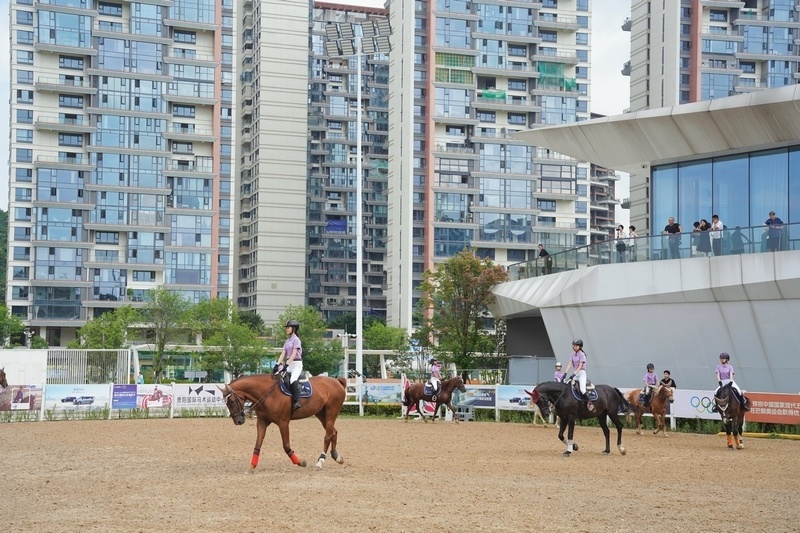 贵阳铁建城首届世界马日诗意狂欢