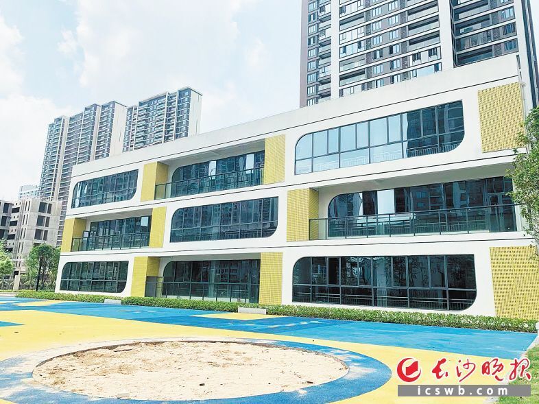 小区配套幼儿园建成快两年了,却一直未投入使用,家长们很着急