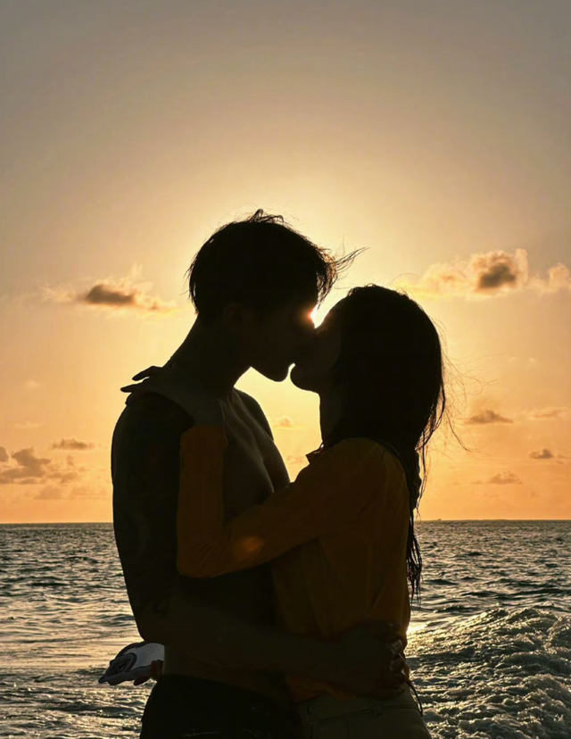 ",照片中,两人站在日落下甜蜜亲吻,牵手在海面上奔跑,画面确实很唯美