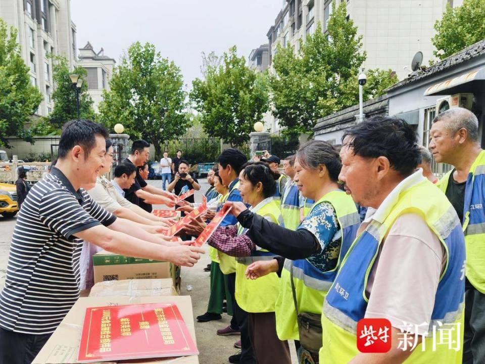 关爱环卫工人！镇江两局联合捐赠 4.6 万元食品抽检合格样品