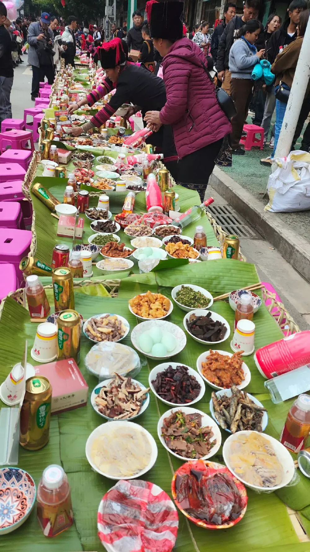 云南省红河州绿春县喜迎哈尼新年 设置宴席四千余桌万人共享长街宴