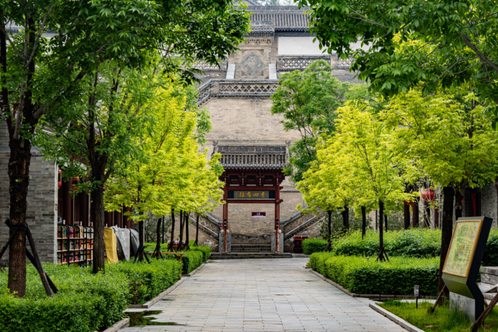 在秀容书院里,在明月楼下,在关帝庙口,与家人,与三五好友留下春意里的