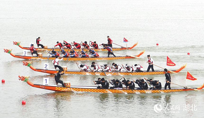 湖北省举行龙舟公开赛 近千名选手百舸争流迎端午