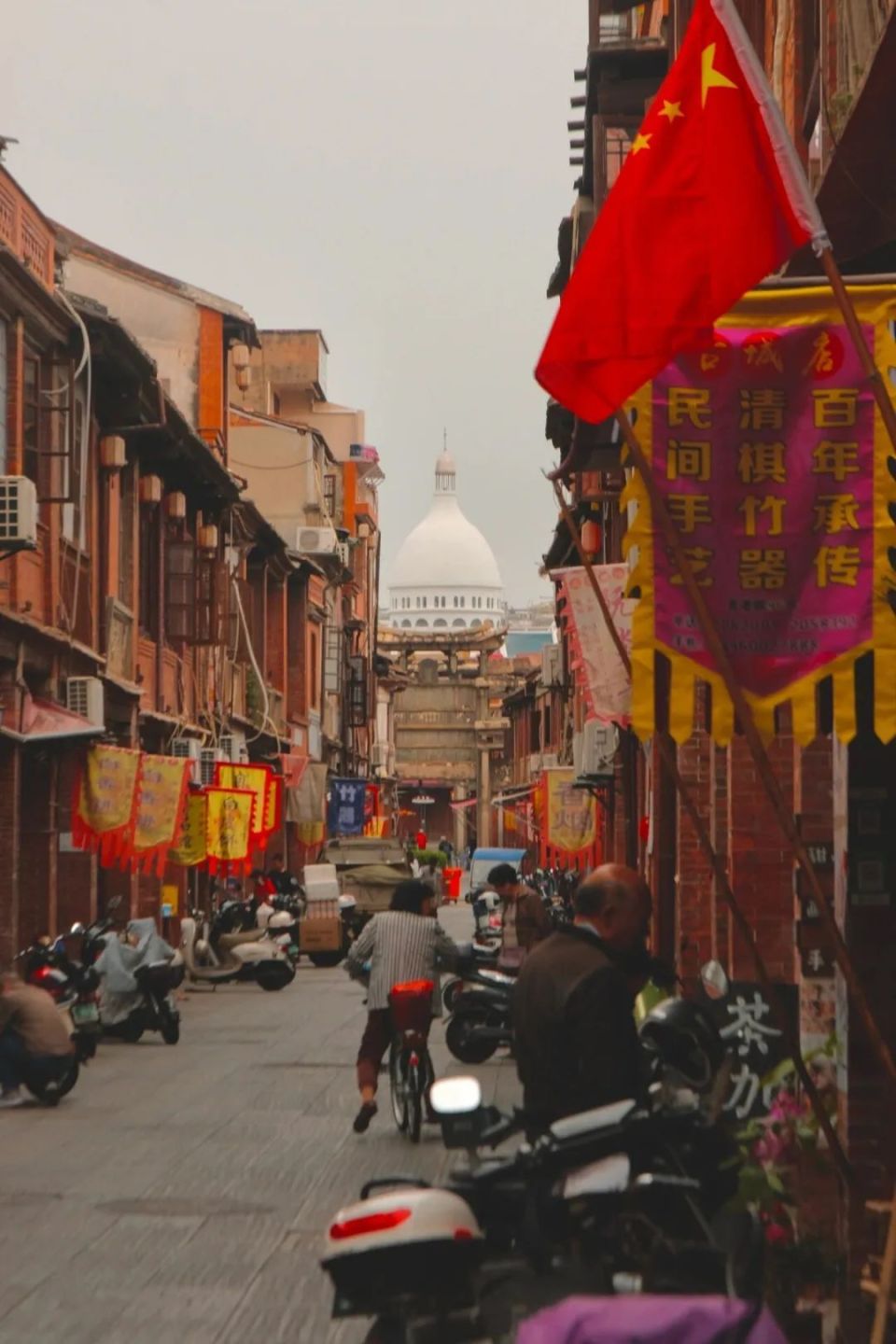 东桥亭→北京路→延安路的顺序,走走拍拍,两边的闽南建筑也很出片