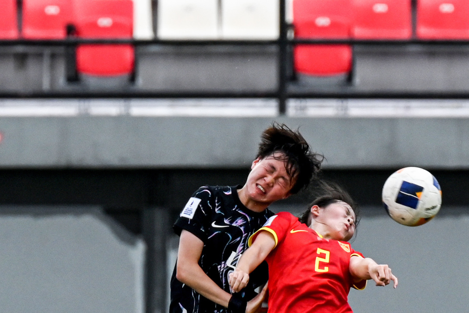 5月19日,中国队球员张洁(右)在比赛中争顶.