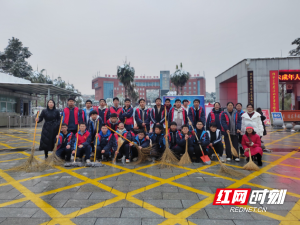 永州四中银装素裹美如画扫雪护学暖人心