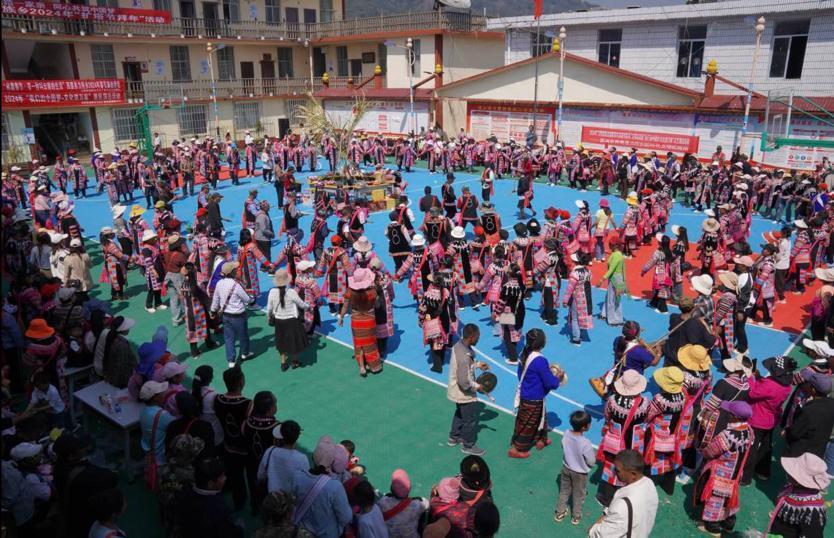 云南西盟:芦笙下的跺脚舞跳出龙年乡村浓浓的民俗年味_腾讯新闻