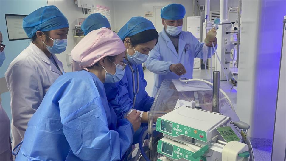 31周早产宝宝呼吸衰竭,武汉医护紧急奔赴麻城_腾讯新闻