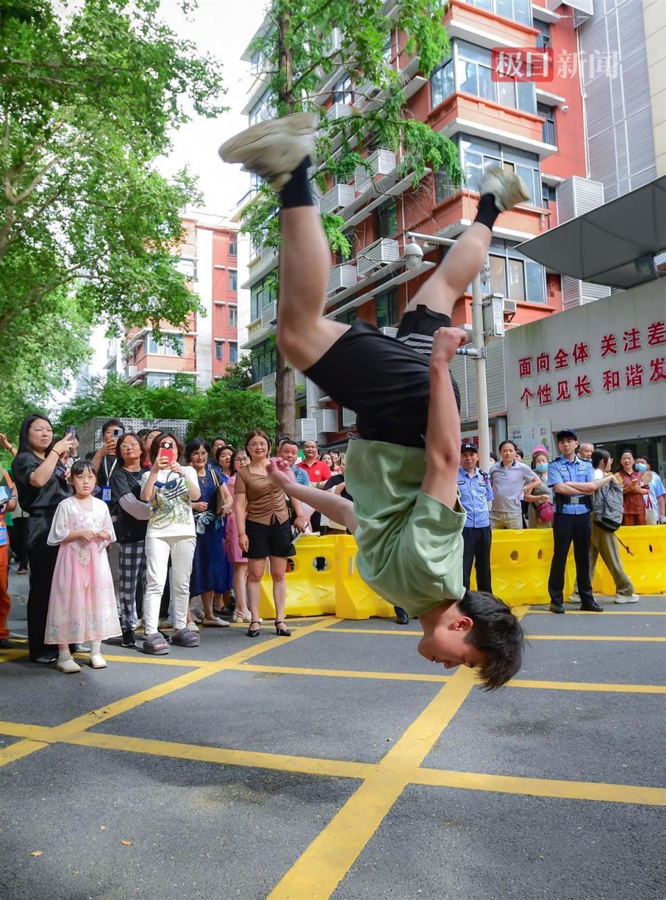 艺考生出考场后翻跟头庆祝