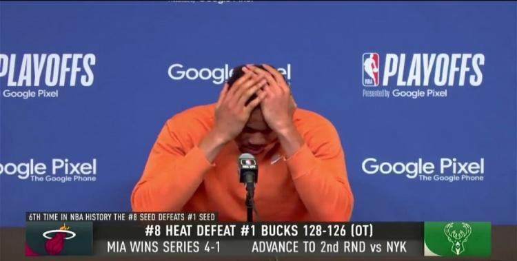 出局后的字母哥被问是否失败时情绪激动