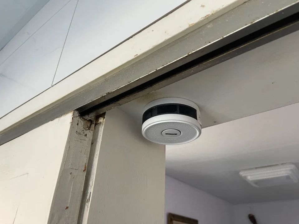 宝山这个街道为独居老人安装烟感报警器