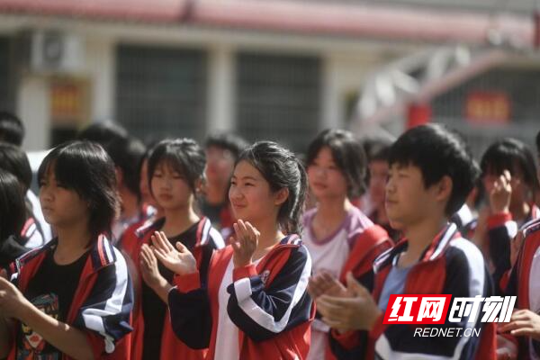 《十几岁》杂志"城乡共读"活动在新化县天门乡中心学校举行