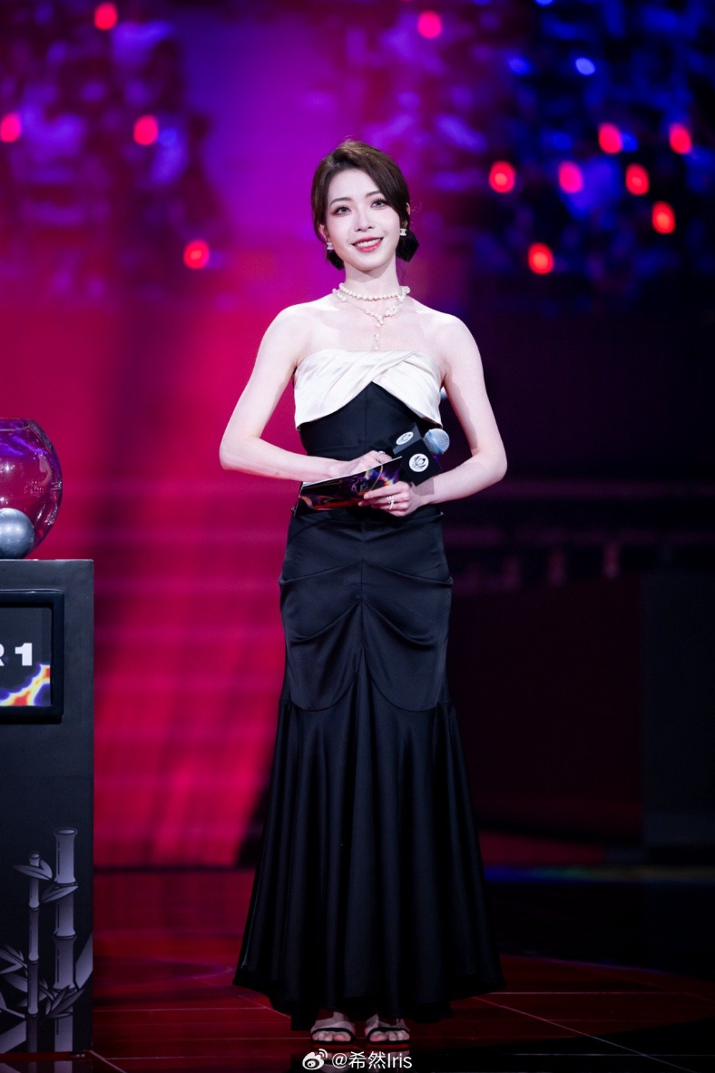 【lpl老婆】希然主持抽签,抹胸礼服配珍珠项链太好看了
