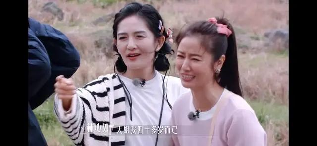 48岁林心如现状国外拍摄被偶遇穿绿色风衣扎高马尾像30岁