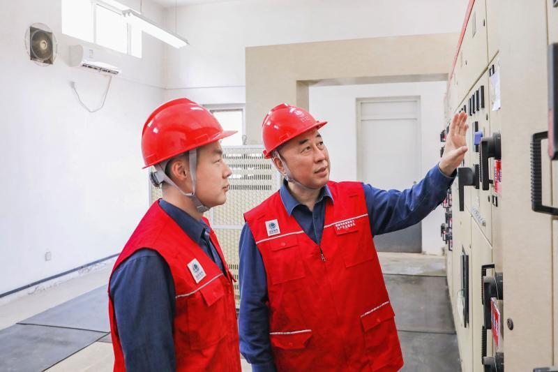 6月4日,国网北京怀柔供电公司员工王晨光,彭玉玺来到怀柔区第一中学