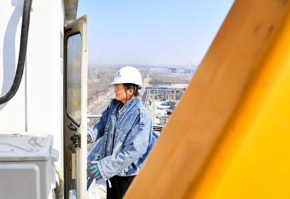 图片故事丨90后雄安女塔吊司机李拴领:冲上云霄_腾讯新闻