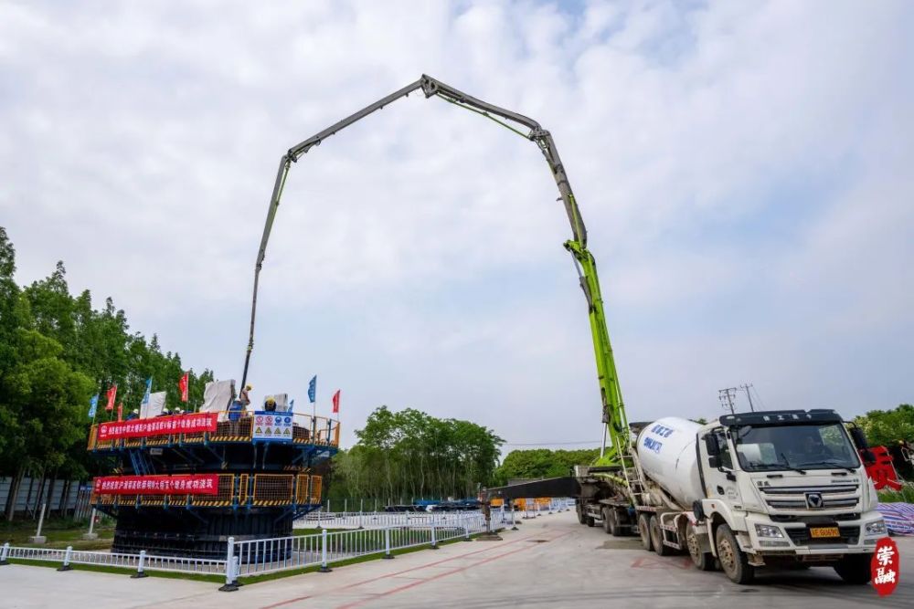 模板安装的基础上,一台混凝土天泵车缓缓启动,在施工人员的操纵下