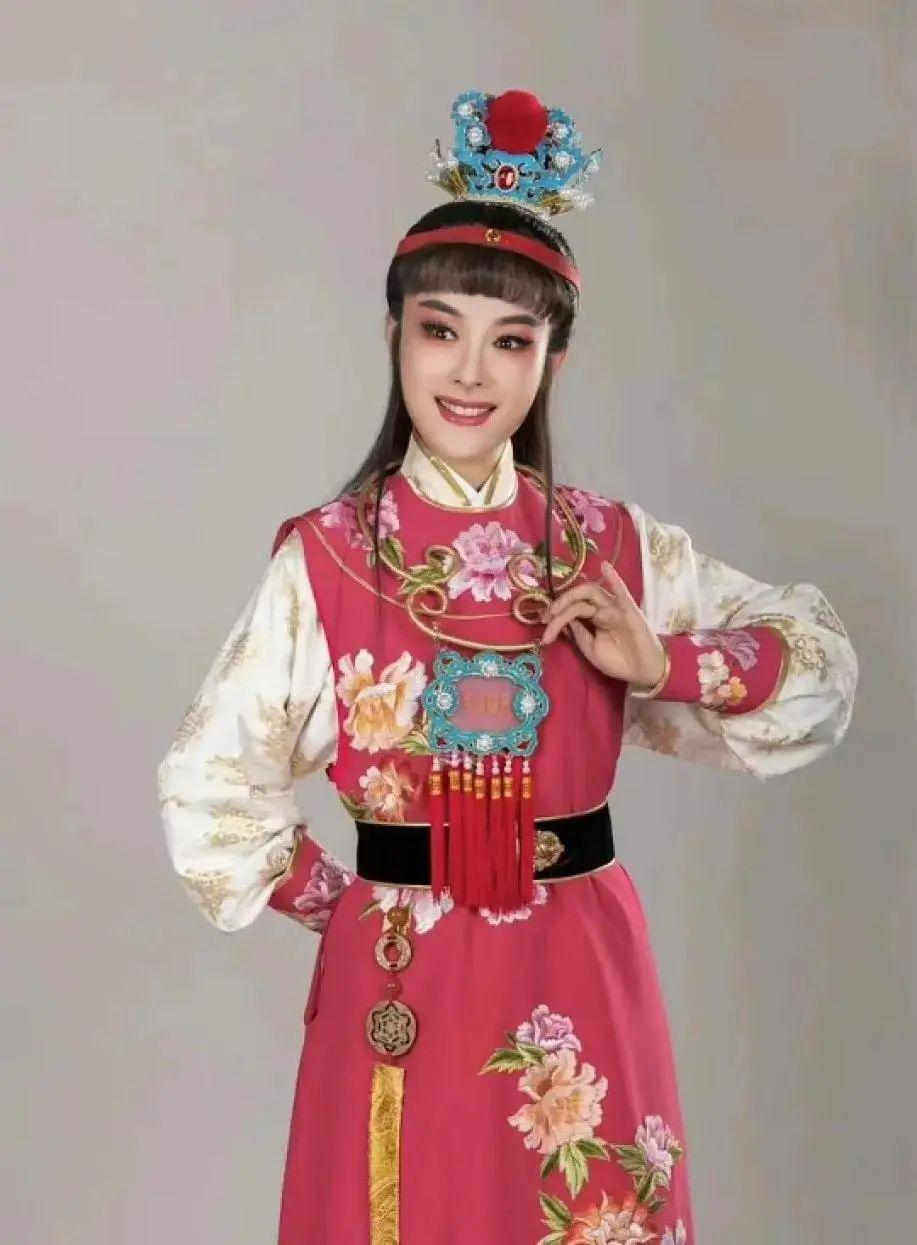 "最帅女小生"一上台,黄晓明吓到自愧不如,她魅力究竟有多大?