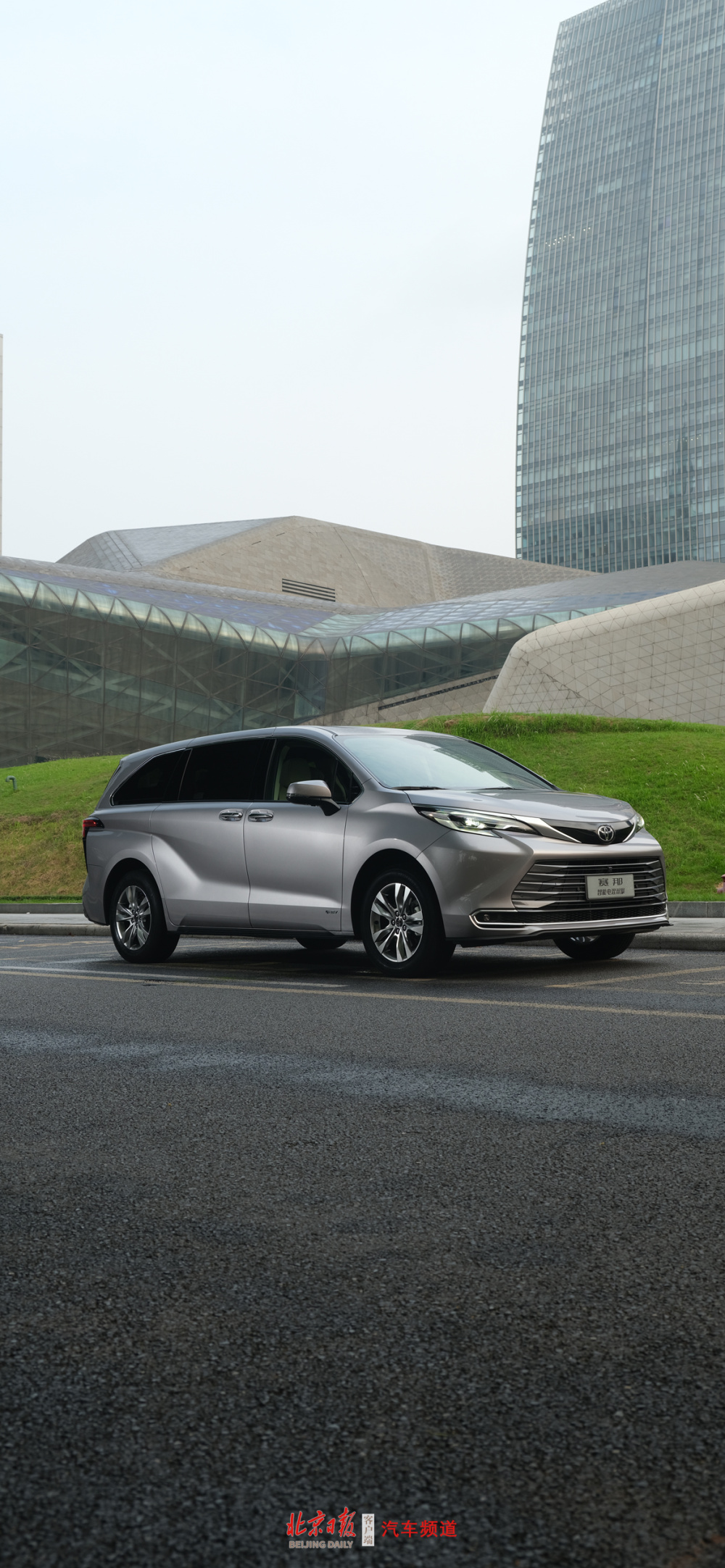 6月壁纸上新:来自广汽丰田赛那的沉稳之姿