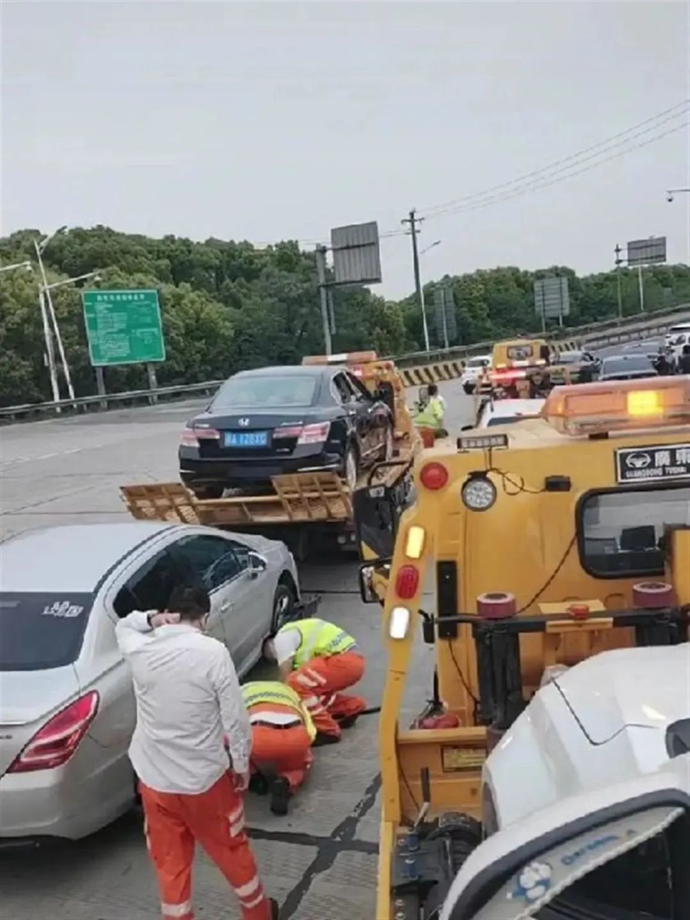 数十辆车车胎被扎，高速上有人撒钉子？现场有汽修广告？官方通报来了到底是什么意思-313啦实用网