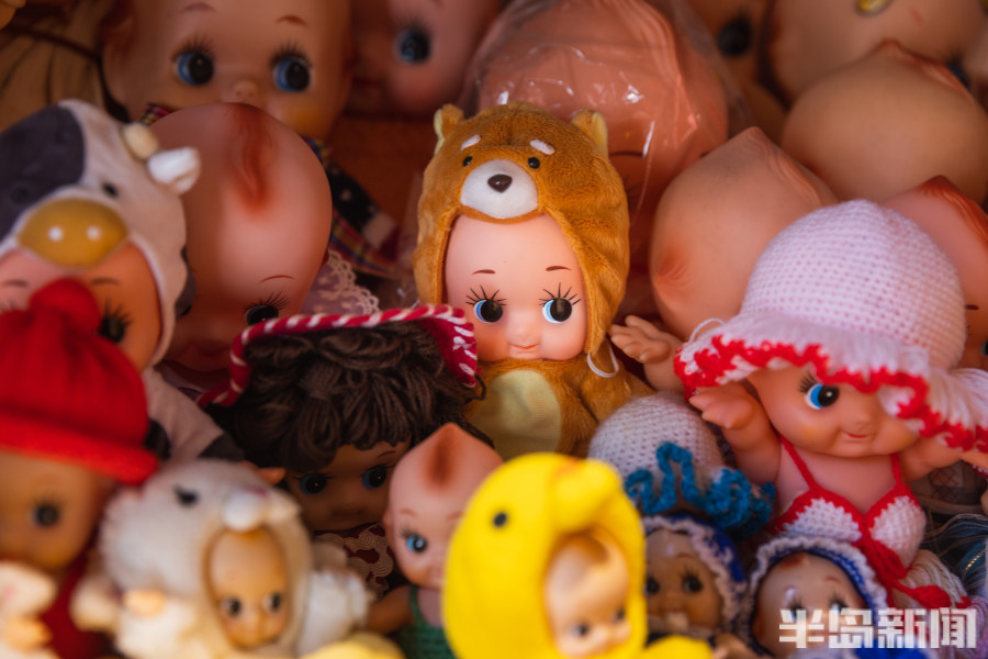 她一个老城小巷里的玩具收藏家