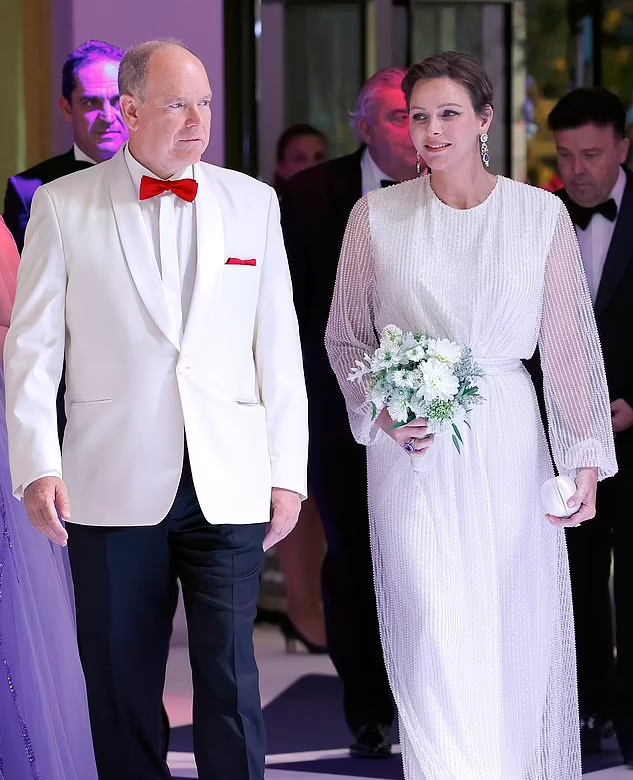 45岁夏琳王妃久违露面,一袭闪钻礼服美翻,已经"消失"一个多月_腾讯