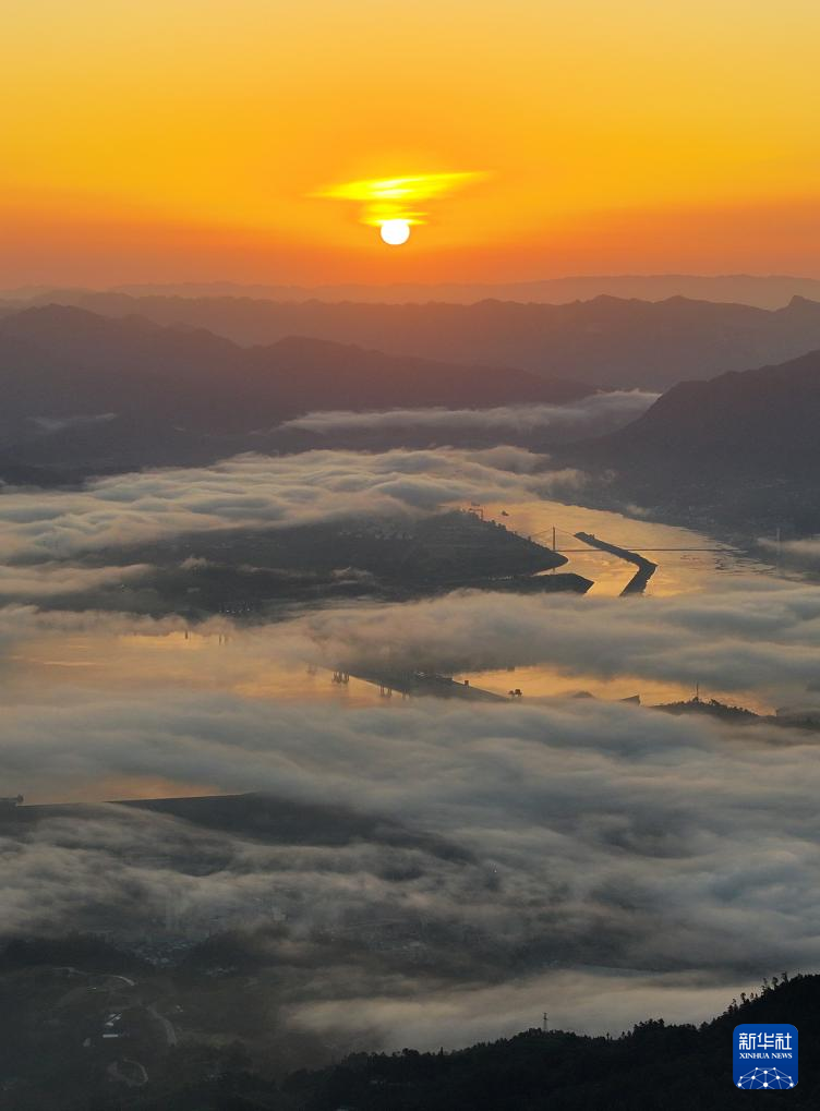 三峡云海日出图片