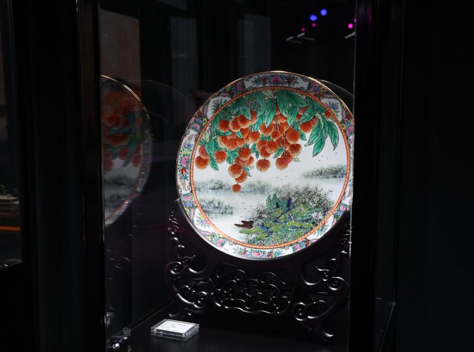 广州荔湾非遗集聚区再添新成员，首届非遗作品拍卖会举行_腾讯新闻