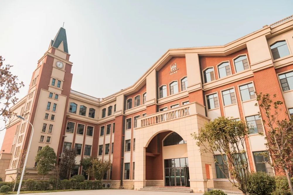 小学,初中,高中位于襄阳高新区襄阳枫叶国际学校▽请扫