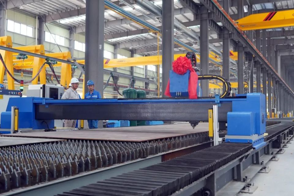 第一块钢板顺利下料,标志着中能建建筑集团淮南至精钢结构分公司二期