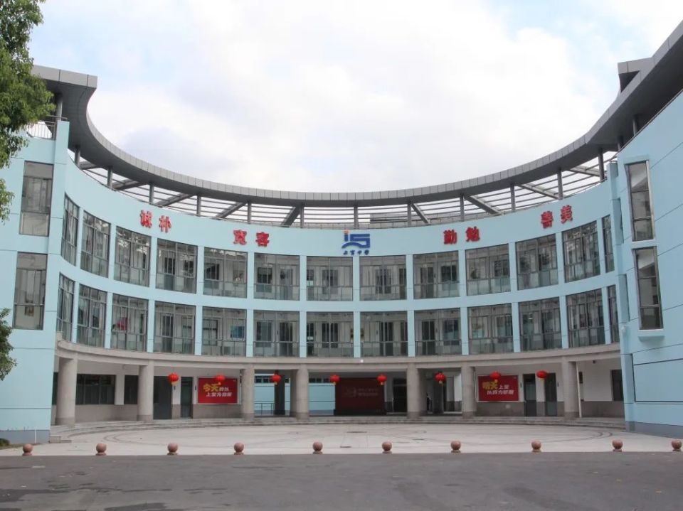 上海市民办上宝中学创办于2002年,位于闵行区七宝镇农谊路1号