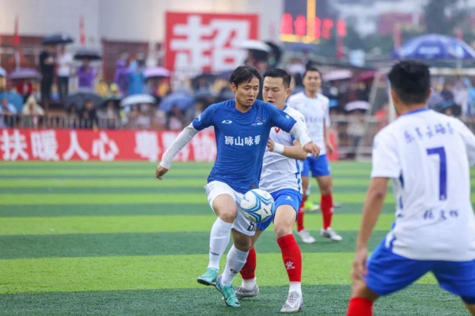 刚开始几分钟,狮山足球队便通过精妙配合,由34号球员李浩然率先洞穿