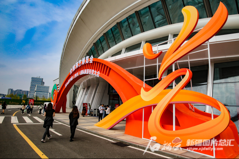 9月28日,游客在四川省宜宾国际会展中心准备参观全国演艺博览会.