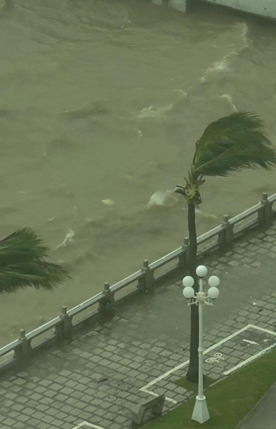 珠海录得17级阵风！当地已到风暴增水阶段，严防风暴潮、海水倒灌-腾讯新闻