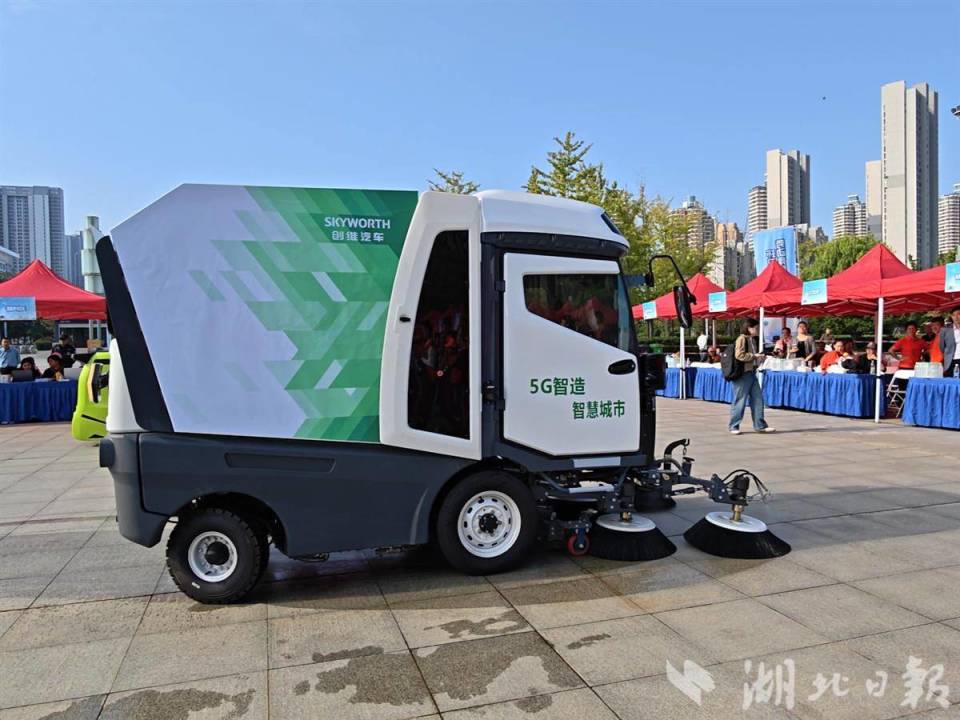 萌态“小蜜蜂”亮相环卫技能赛，智慧设备将成城市保洁新力量