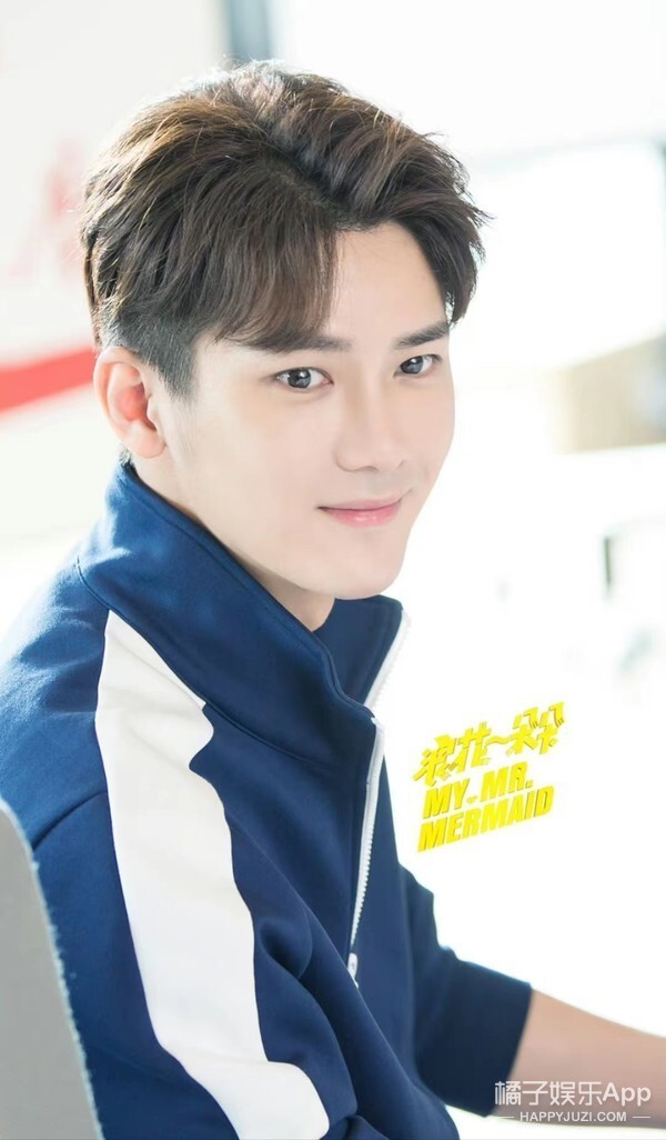 从而正式以演员的身份进入演艺圈,熊梓淇出演个人首部电视剧《老爸