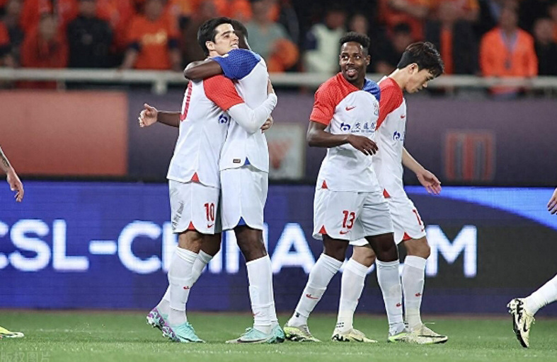 上海申花节奏更快,进攻很有层次,泰山队中场失控,而且根本找不到办法.