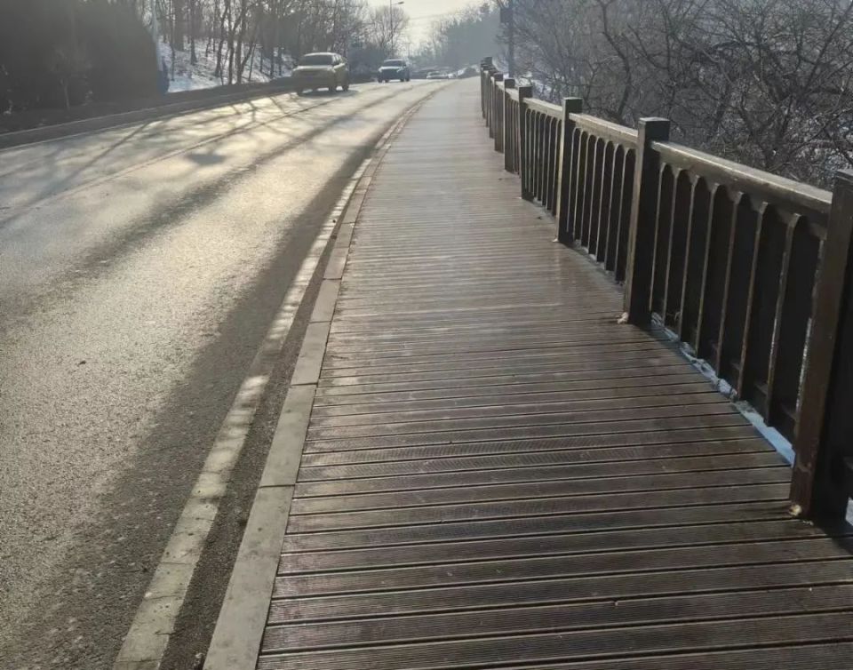 大连滨海路木栈道"换装"