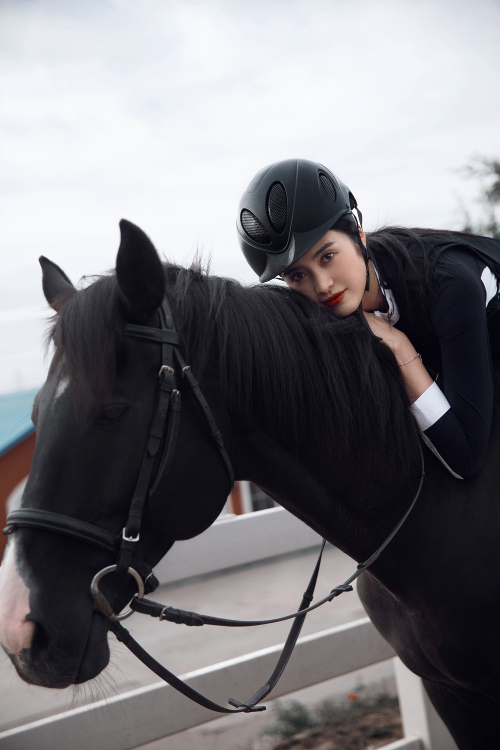 英姿飒爽赵丽娜体验马术乘着自由的风骑马追寻人间