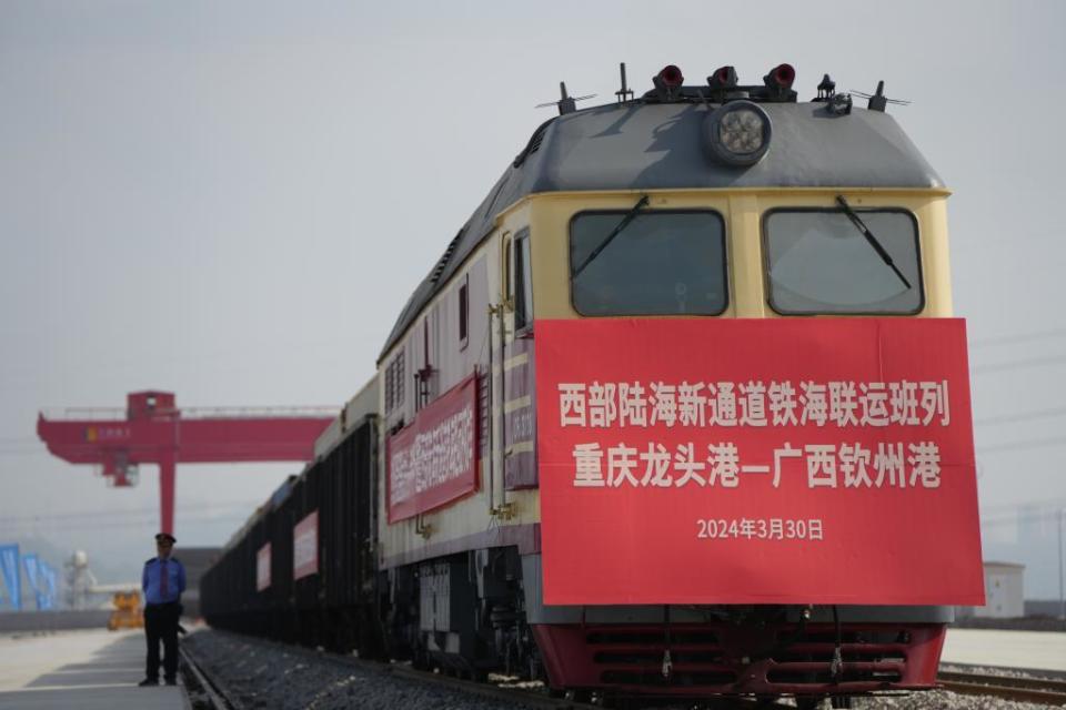 涪陵龙头港铁路专用线正式开通运营