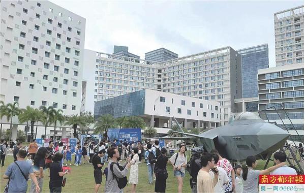 观"歼20" 登"驾驶舱"射"95式"