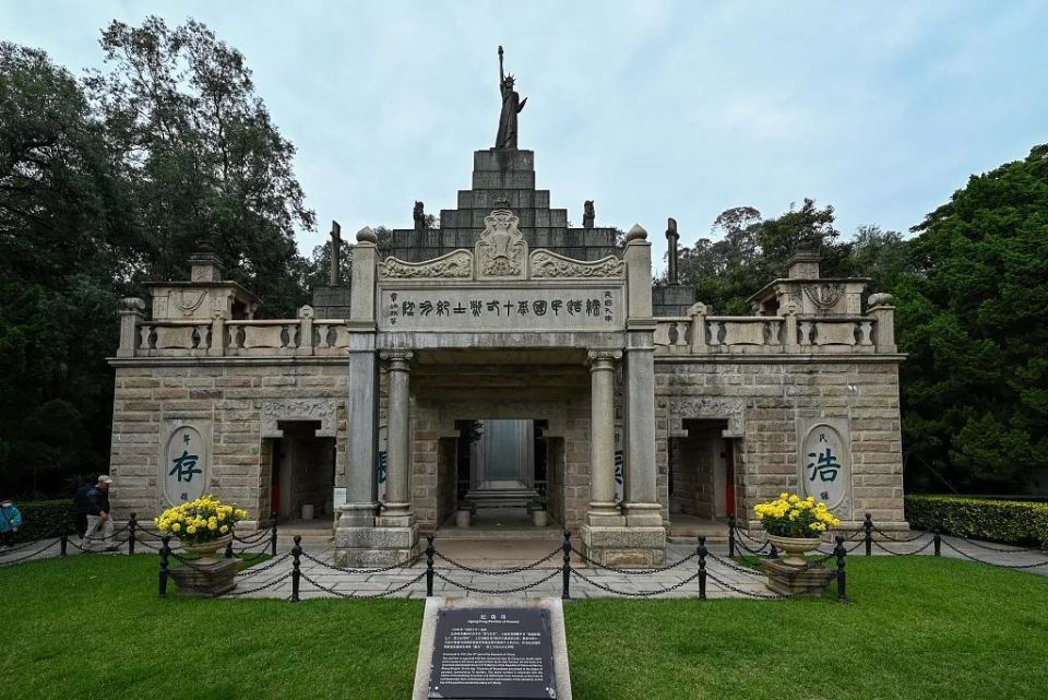 马英九一行今日参访黄花岗七十二烈士墓园等地