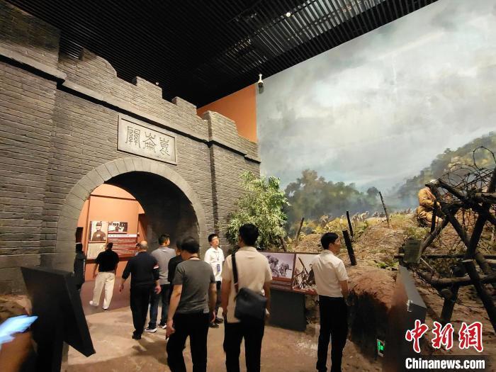 两岸人士到广西昆仑关战役旧址缅怀抗日英烈